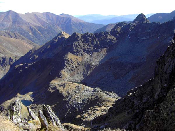 das Foto entstand knapp unterm Gipfel der Windschnurspitze: wir befinden uns zurzeit gegenüber auf dem Westl. Lachkogel, etwas links der Bildmitte, und meistern die ersten anregenden Kletterstellen auf dem Verbindungsgrat zum markanten Kircheleck