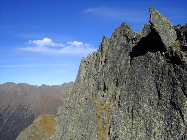 Rückblick auf die schmale Traverse - ausgesetzt, aber viel einfacher als es den Anschein hat