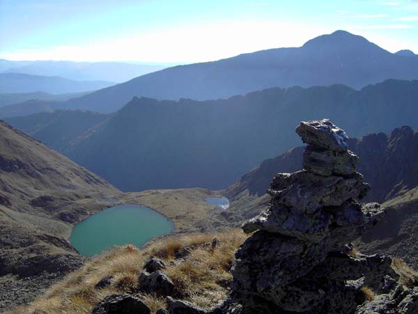 und nach SW auf den Mitterkarsee und den mächtigen Preber