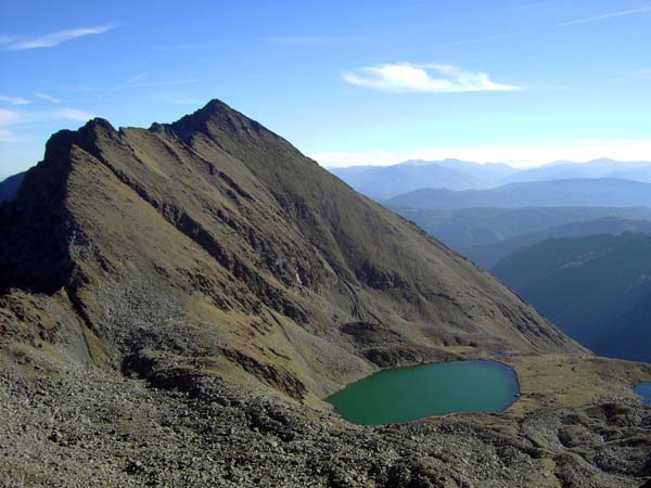 der Übergang zum Alpeleck ist eine Fleißaufgabe und bietet neben teils ausgesetzter Kraxelei schöne Blicke auf den vom Kircheleck nach S streichenden Nebenkamm mit dem Gamsleiteck ...