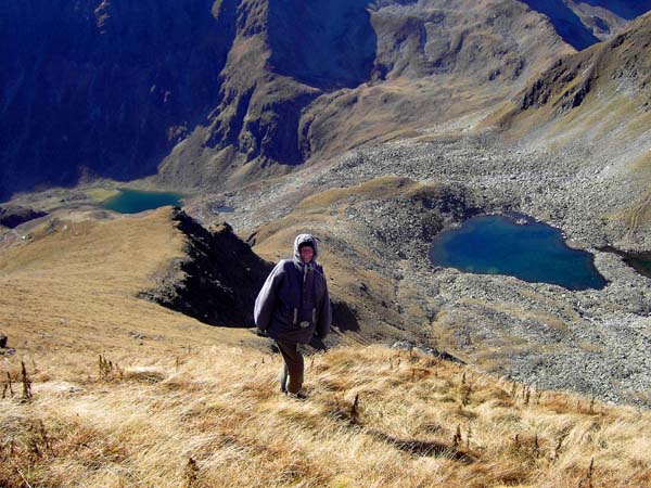 knapp unterm Gipfel der Windschnurspitze; Tiefblick auf Wiegensee und Rantensee, der Höhenweg steigt über die Grasterrasse nach rechts ins Wiegenkar ab