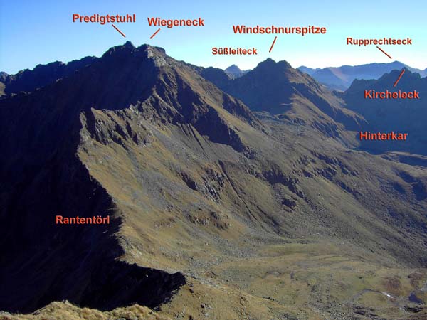 Rückblick vom Grat auf die soeben überschrittene Bergkette