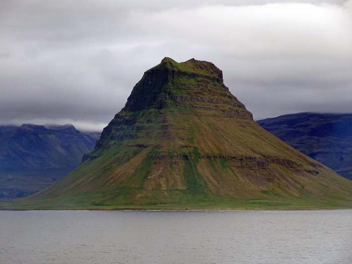 Kirkjufell von Norden; wir erklimmen die nicht weniger steile Südseite