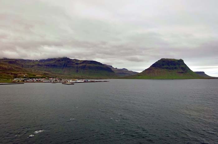 der kleine Hafenort Grundarfjörður mit dem Kirkjufell, diesmal von Osten