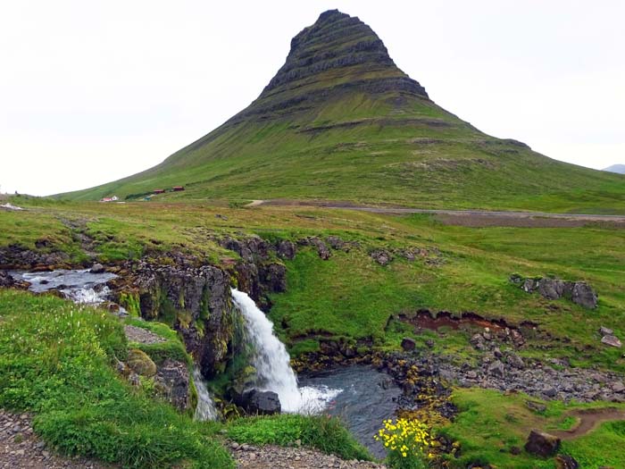 kurz hinterm Kirkjufellsfoss ein Parkplatz, Leute mit eigenem Fahrzeug starten hier; die Route verläuft generell nahe der rechten Kante                               