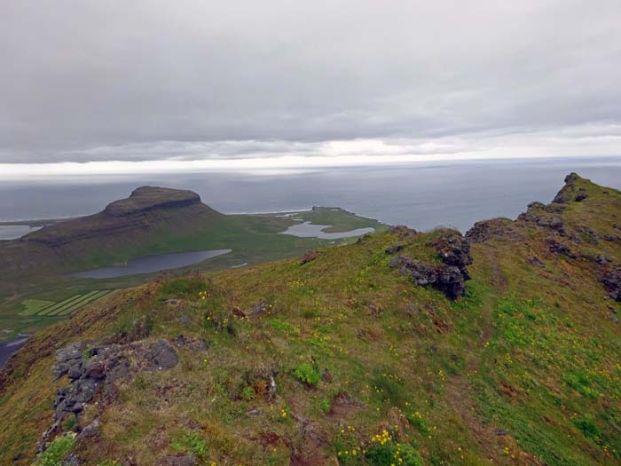 auf den Gang über den schmalen Gipfelfirst sollte man bei stärkerem Wind lieber verzichten; Blick gegen Nordwesten