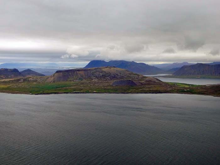 im Osten jenseits des Grundarfjords der flache Klakkur, ein beliebter Wanderberg ohne technische Schwierigkeiten, der im Rother-Wanderführer zu finden ist