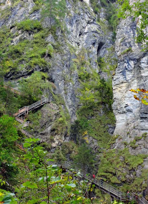 ... und über eine lange Treppenflucht hinauf zum oberen Klammteil auf Höhe einer alten Eremitei führt