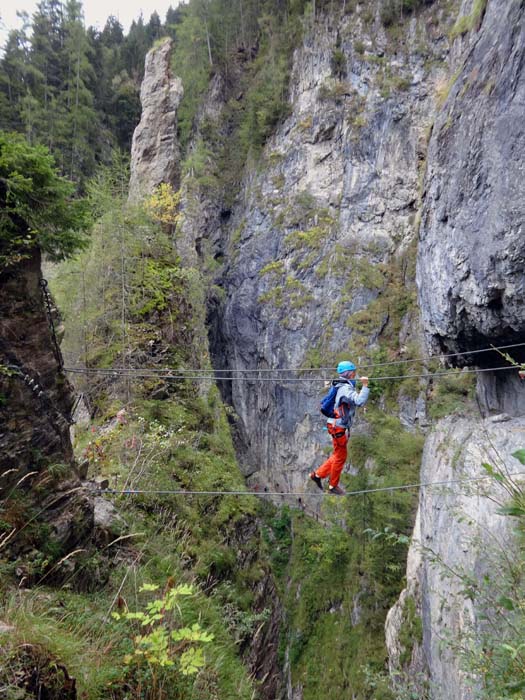 von dort tanzt Ulli über eine Seilbrücke wieder hinüber ...