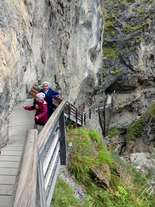 schlangengleich winden sich die Holzstege durch die Schlucht; besonders die unten sichtbare Brücke ist ein Meisterwerk heimischen Holzbaugeschicks