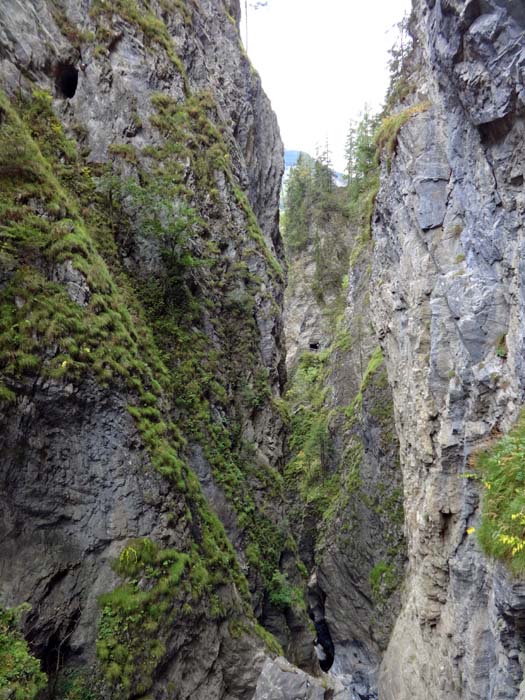 Blick von der Brücke in den gähnenden Abgund