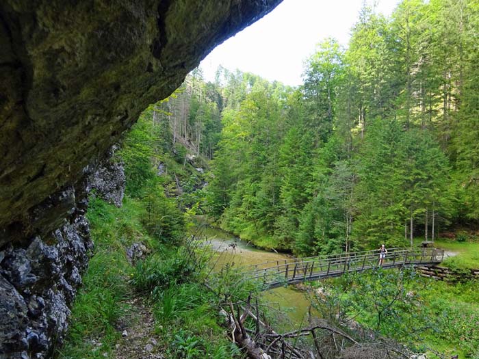 ... führt über den hier am Oberlauf noch zahmen Fluss