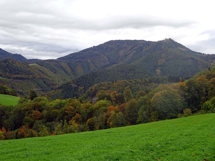 bei nicht allzu freundlichem Wetter ziehen wir aus dem hintersten Wiesenbachtal los aufs freie Plateau der Hintereben; gegenüber die Reisalpe, von der wir uns vorerst noch wegbewegen