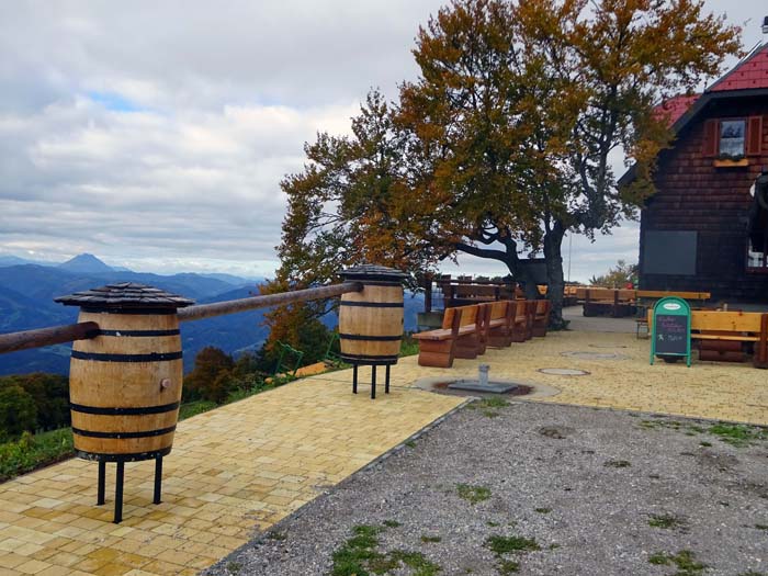 bei Schönwetter reicht der Blick vom Schneeberg bis zum Traunstein; jedes Jahr im März wird hier ein Nostalgieschirennen mit Holzschi ohne Stahlkanten und Einstock abgehalten