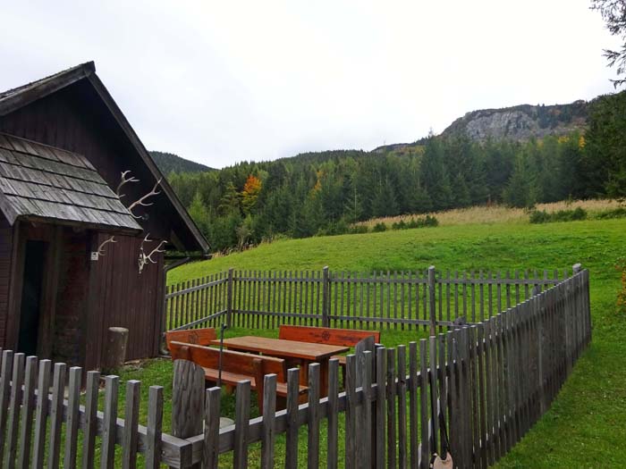 nach kurzem Abstieg an extrem steilen Waldhängen kommt man auf den breiten Sattel des Gscheidboden; Blick vom Jagdhaus gegen die Westabstürze der Reisalpe