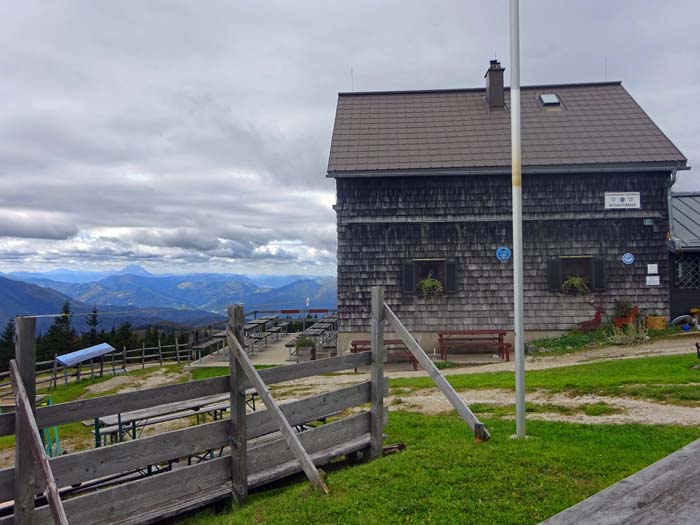 auf dem weit ausholenden Bogen des Voralpenwegs 04 (über dessen Verlängerung, dem bayrischen Maximiliansweg, man von Wien bis Bregenz laufen kann) umgehen wir diese Abbrüche und steigen über den Südwestkamm hinauf zum Schutzhaus ...