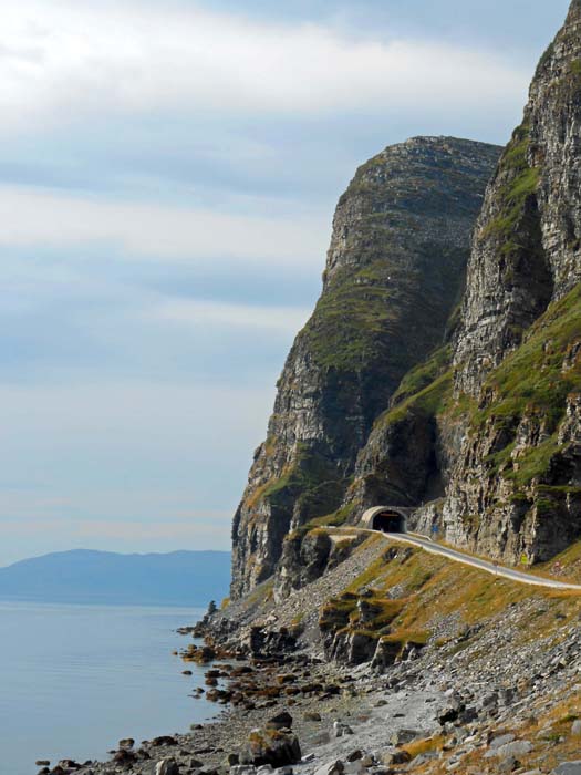 Norwegen ist ein Land der Brücken und Tunnels, ihre Zahl wächst ständig; die Tunnelröhren verlaufen mancherorts unter dem Meer und erreichen nicht selten eine Länge von 7 km; im Bild der Skarvbergtunnel an der Ostküste der Porsanger-Halbinsel