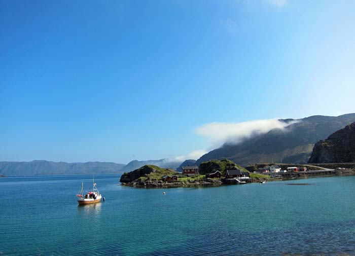 am Kamøyfjord nördlich von Honningsvåg, dem Hauptort von Magerøya; die Nordkapinsel ist mit dem Festland durch einen bis über 200 m tief unter den Meeresspiegel reichenden Tunnel verbunden, seit 2013 fällt keine Mautgebühr mehr an