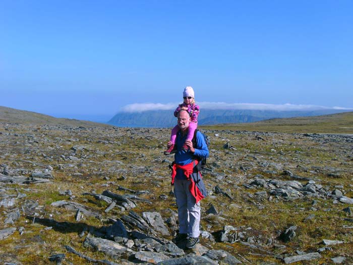 gleich westl. des Parkplatzes, auf der flachen Gipfelkuppe des Jalgavárri, reicht der Blick nach O hinüber zum Nordkinn, dem nördlichsten Festlandpunkt Europas