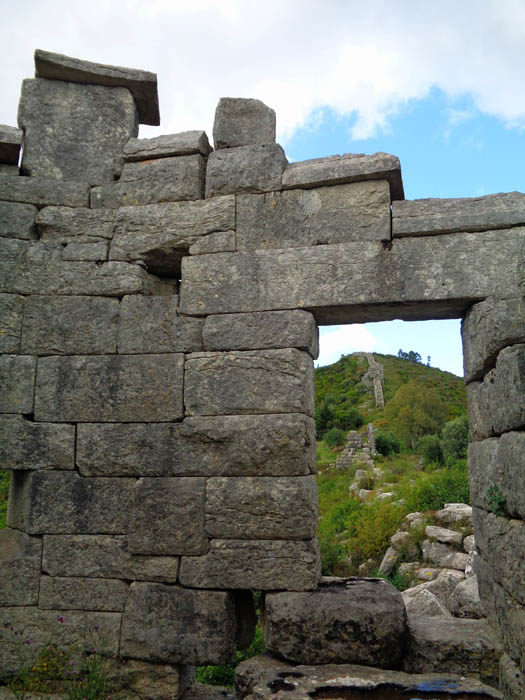 ... wurde schon im 4. Jh. v. Chr. von einer fast 9 km langen Stadtmauer mit 30 Festungstürmen gesichert