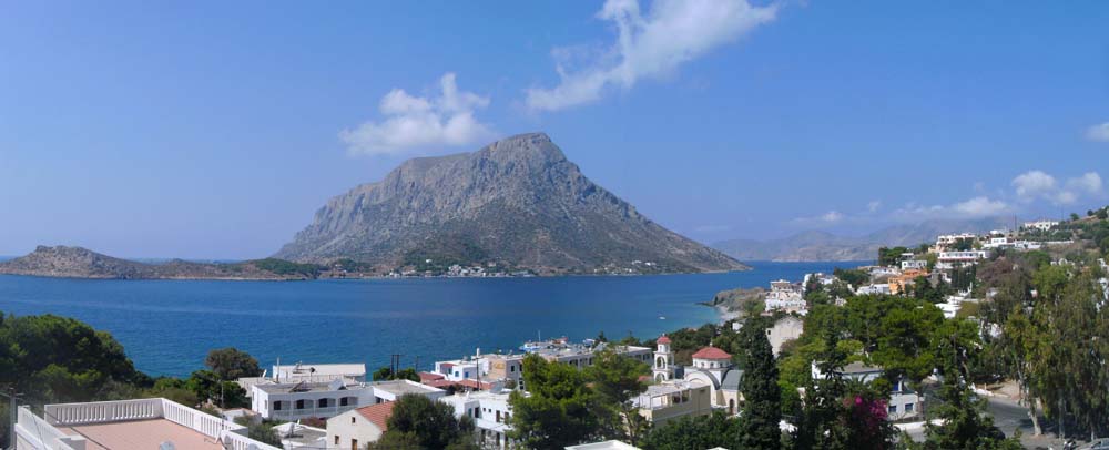 wir beginnen unsere Inseltour an der Westseite; Blick von Myrties auf die autofreie Nachbarinsel Telendos, die mittels Boot bis Mitternacht halbstündlich für 2 Euro erreichbar ist