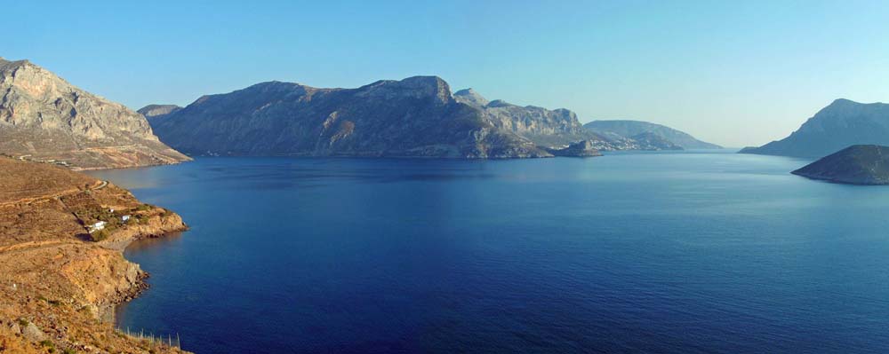 Blick von Emporios, dem nördlichsten Ort der Insel, auf die Arginontabucht links und die Insel Telendos rechts; dazwischen unzählige Felsmassive - Kalymnos verfügt zur Zeit über etwa 2000 eingerichtete Kletterrouten