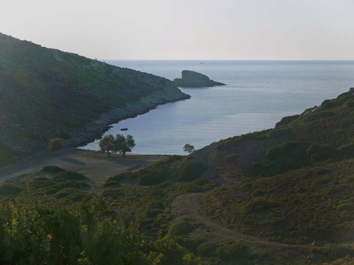 hinter Emporios ist die Insel menschenleer: die Alexisbucht ...