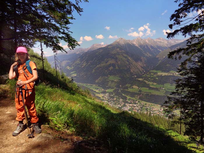 Ronja braucht nicht zu rennen, sie genießt die Aussicht über Kolbnitz hinweg aufs Kampleck (Reißeckgruppe)