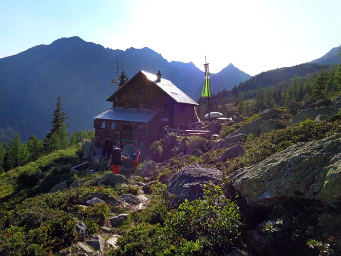 nach kurzer Stärkung auf der Salzkofelhütte ...