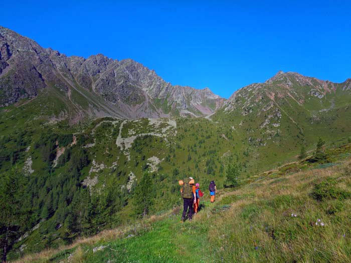 am Heinrich-Hecht-Weg dem Mäuerle zu, dem breiten Kar zwischen Grakofel (links), Geierspitz und Bolz