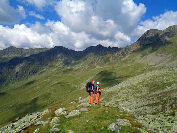 es folgt wieder eine lange Almquerung vorbei am Schroneck, 2549 m