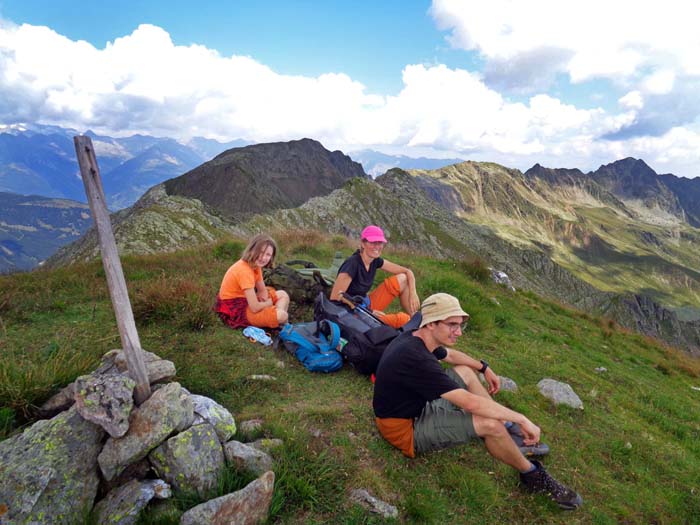 ... der Annaruhe auf 2508 m; Rückblick auf die Goldgrubenscharte (hinten rechts)