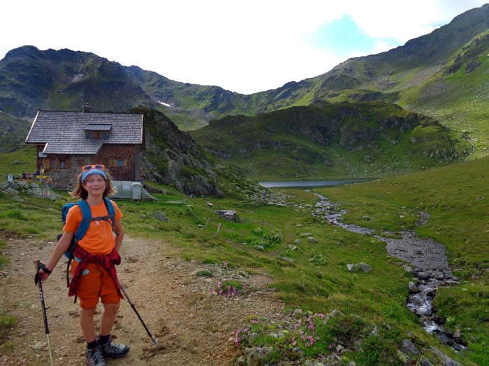 auf der Feldnerhütte gab's 2020 keine Kaspressknödelsuppe (Ronja: „Unfassbar!“), dafür den malerischen Glanzsee, ...