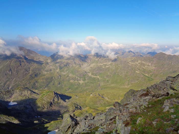 will man vom Hochkreuz im Winter auf Schi zur Hugo-Gerbers-Hütte, muss man wsw. in den weiten Kessel der Gursgenalm abfahren und jenseits durch die Gürsgelscharte über den Kamm schlüpfen, ...