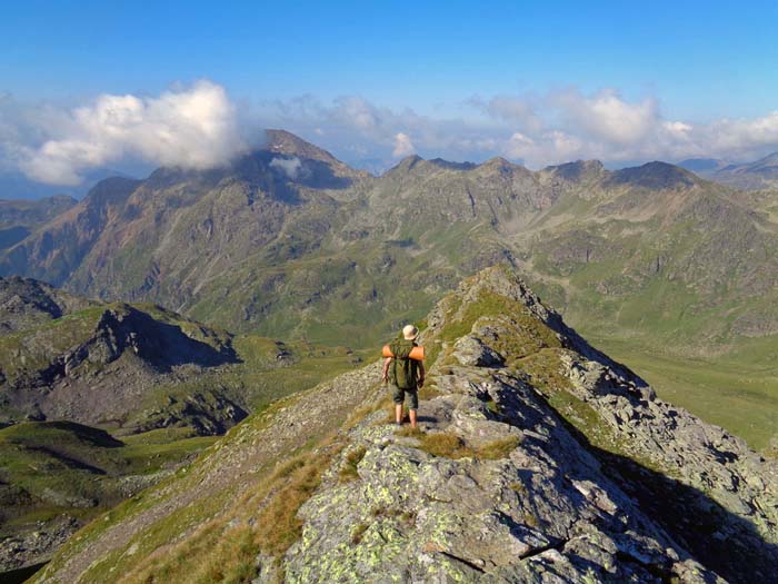 typische Szenerie am Kreuzeck-Höhenweg: Abstieg vom höchsten Punkt, dem Hochkreuz, gegen SW mit Blick auf den Scharnik