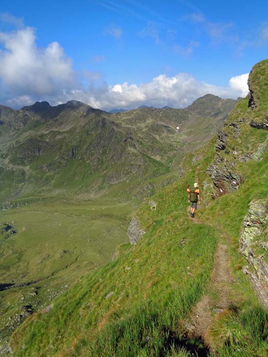 ihre Schneide wird aber in der Hauptsache vermieden und dafür in die sehr abschüssige Südflanke ausgewichen, ...