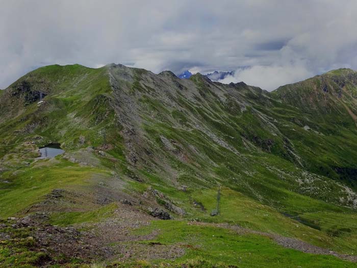 ... ebenso wie das Kegelstattkegele: Tiefblick aufs Wildseetörl, darüber Damerkopf (Dannkopf) und Zietenkopf