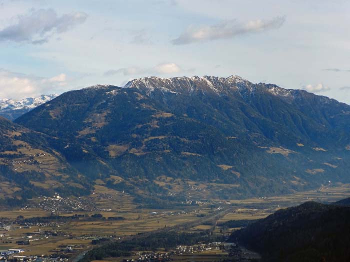 das verbleibende Gratstück Zietenkopf (rechts hinten) - Ederplan (mit dem Annaschutzhaus), gesehen von Westen aus dem Lienzer Becken