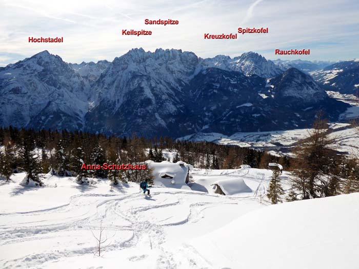 das Annaschutzhaus hoch über dem Lienzer Becken; 1882 errichtete der Maler Franz Defregger hier eine Almhütte als Sommersitz, fünf Jahre später schenkte er sie dem Österr. Touristenklub, welcher sie nach seiner Frau benannte und als Schutzhütte adaptierte