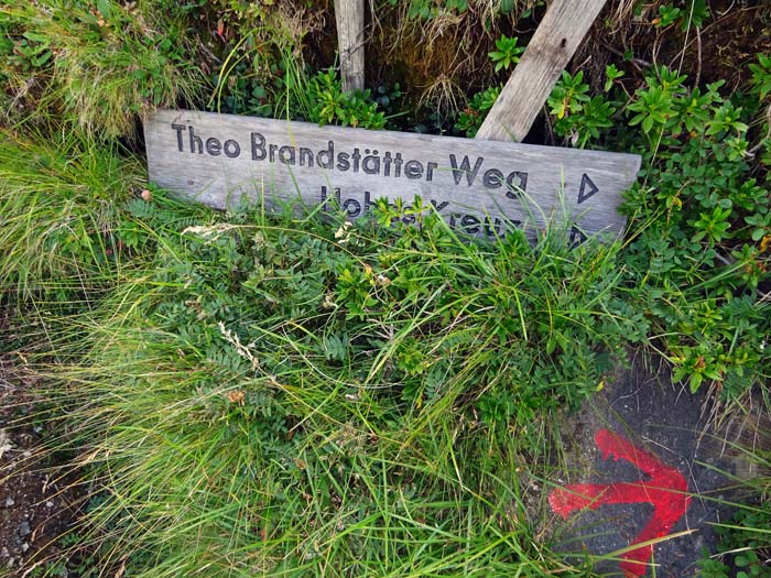 ... dem Theo Brandstätter Weg zu; Vorsicht: kein Steig für den Durchschnittswanderer! ... dem Theo Brandstätter Weg zu; Vorsicht: kein Steig für den Durchschnittswanderer!