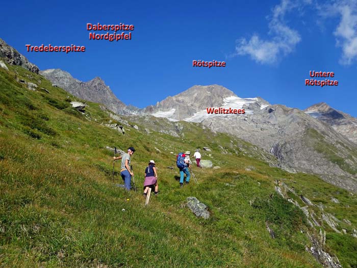 auf etwa 2500 m, wo das Gras langsam schütter wird, ... auf etwa 2500 m, wo das Gras langsam schütter wird, ...