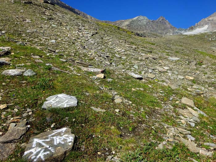 ... gabelt sich der Weg: geradeaus weiter auf die leichtere Tredeberspitze, ... ... gabelt sich der Weg: geradeaus weiter auf die leichtere Tredeberspitze, ...