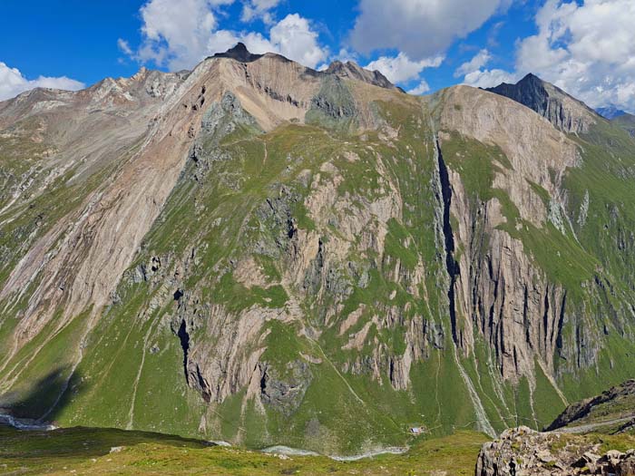 schon tief unter uns die Clarahütte mit einem halben Dutzend weiterer Dreitausender; in Bildmitte links aufwärts beginnt die „Alpenkönigroute“ - abenteuerliche Direktverbindung zur Essener-Rostocker-Hütte (s. Archiv Wiesbauerspitze) schon tief unter uns die Clarahütte mit einem halben Dutzend weiterer Dreitausender; in Bildmitte links aufwärts beginnt die „Alpenkönigroute“ - abenteuerliche Direktverbindung zur Essener-Rostocker-Hütte (s. Archiv Wiesbauerspitze)