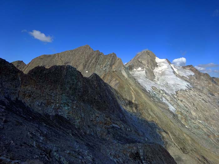 Blick aus dem Schatten des Vorgipfels hinüber auf Daber- und Rötspitze; links hinauf ... Blick aus dem Schatten des Vorgipfels hinüber auf Daber- und Rötspitze; links hinauf ...