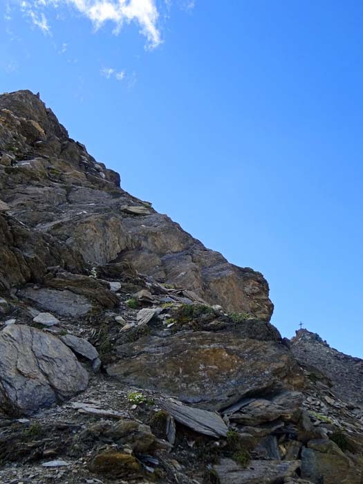 ... nur mehr wenige Meter auf den Vorgipfel, rechts hinten schon das Gipfelkreuz ... nur mehr wenige Meter auf den Vorgipfel, rechts hinten schon das Gipfelkreuz