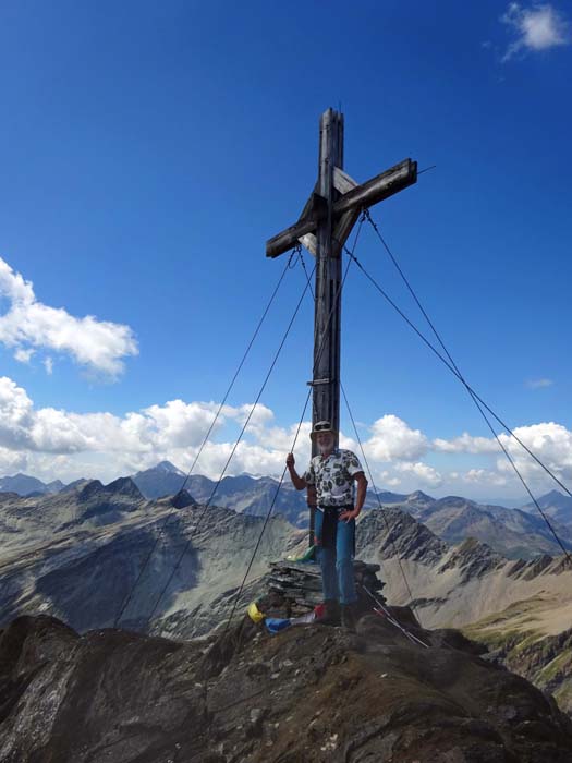 Reinhold am Gipfel, bei genauerem Hinsehen erkennt man den schräg gestellten Spiegel, der am 21. Dezember zu Mittag einen Sonnenstrahl nach Prägraten reflektiert Reinhold am Gipfel, bei genauerem Hinsehen erkennt man den schräg gestellten Spiegel, der am 21. Dezember zu Mittag einen Sonnenstrahl nach Prägraten reflektiert