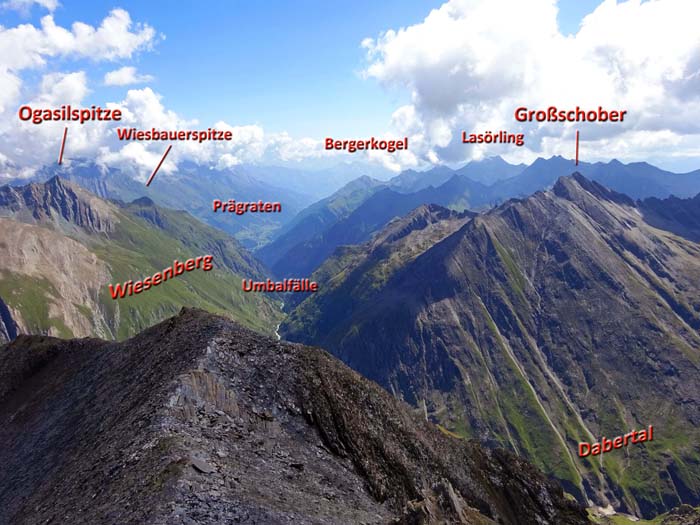 Rückblick gegen Osten auf den flachen Gipfelgrat Rückblick gegen Osten auf den flachen Gipfelgrat