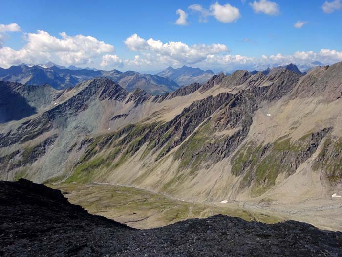 der lange Grat im Südwesten ab dem Törlkopf trägt mehrere Erhebungen über 3000 m: sie werden mit Ausnahme der Rotenmannköpfe (rechts) nicht als selbständige Gipfel gewertet, da sie die geforderten 30 m Höhenunterschied zur nächsten Scharte nicht erfüllen der lange Grat im Südwesten ab dem Törlkopf trägt mehrere Erhebungen über 3000 m: sie werden mit Ausnahme der Rotenmannköpfe (rechts) nicht als selbständige Gipfel gewertet, da sie die geforderten 30 m Höhenunterschied zur nächsten Scharte nicht erfüllen