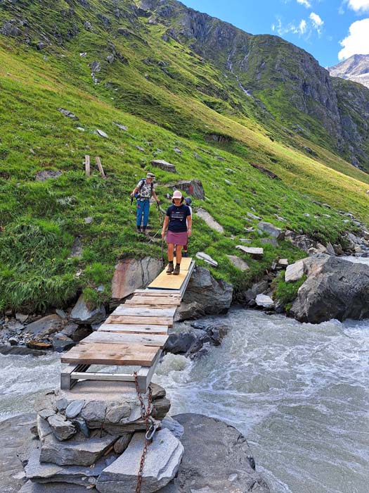 ein Teil des Stegs wurde vom letzten Unwetter weggespült; da die Isel als Gletscherfluss am Nachmittag wesentlich mehr Wasser führt als in der Früh, ... ein Teil des Stegs wurde vom letzten Unwetter weggespült; da die Isel als Gletscherfluss am Nachmittag wesentlich mehr Wasser führt als in der Früh, ...