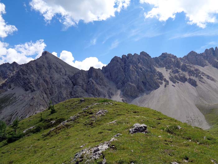 bald liegt die Waldgrenze hinter uns; gegen Süden der Weittalsattel, weiter rechts ...